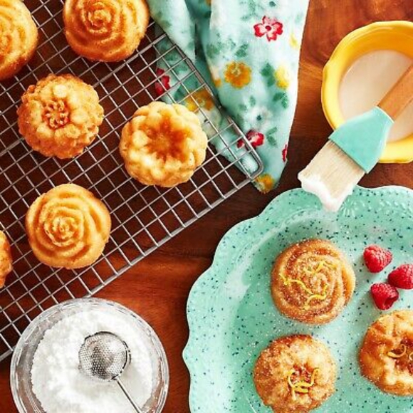 🌺 New Pioneer Woman Mazie Flatware Set, 20 Piece Set - Picture 5 of 9